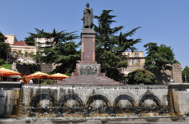 Tbilisi, Rustaveli Statue