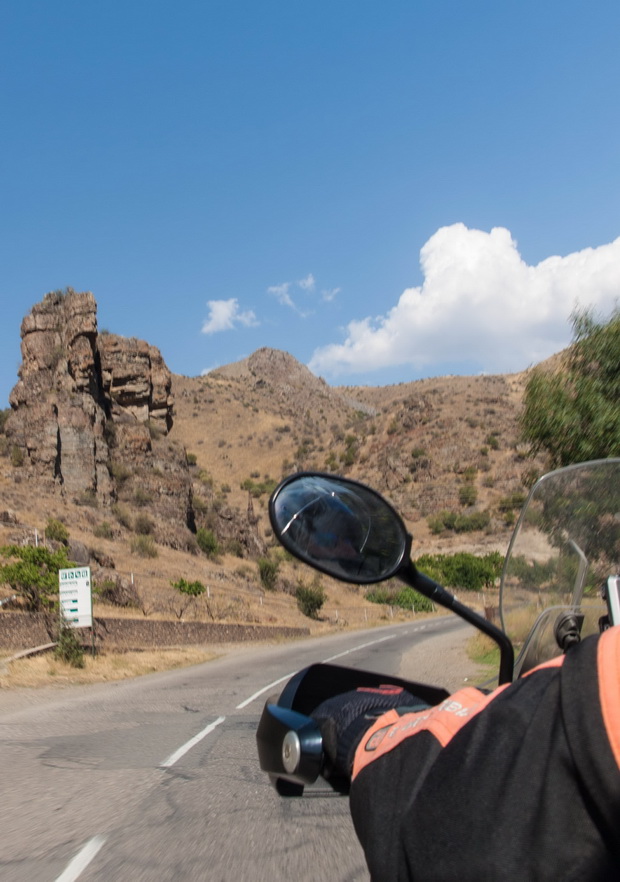 Armenia, Road beisde Arpa river