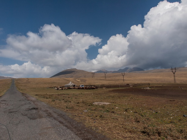 Road to lake Kari