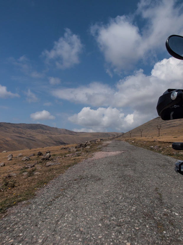 Road to lake Kari