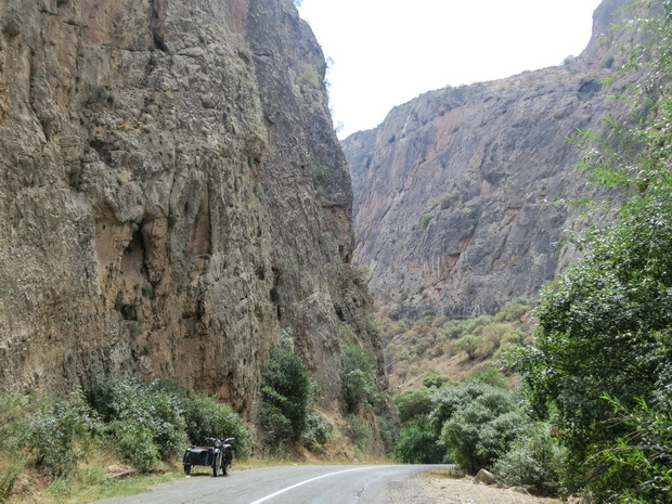 Road to Noravank monastery