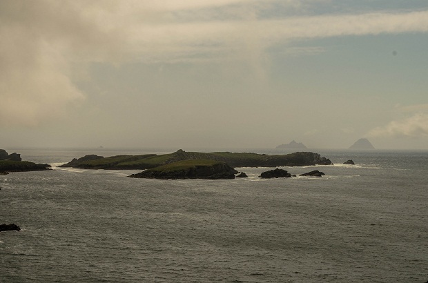 Στο βάθος δεξιά, διακρίνονται τα νησιά Skellig.