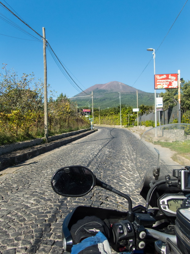 Old road to Vesuvio