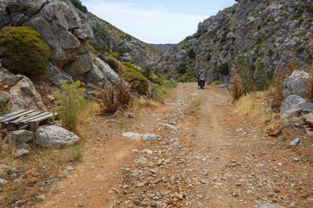 Unpaved road to Atherinolakkos