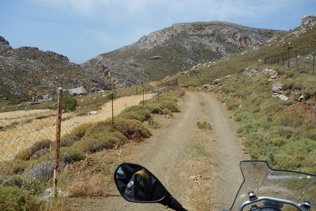 Unpaved road to Atherinolakkos