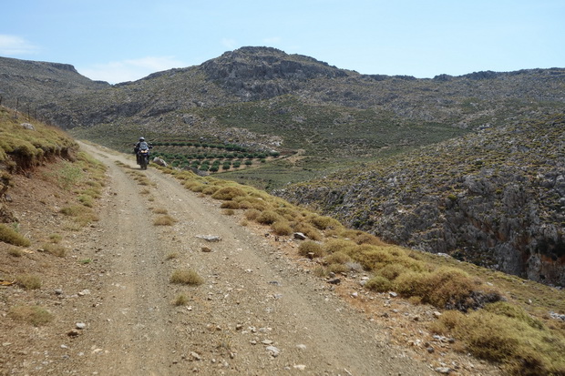 Unpaved road to Atherinolakkos