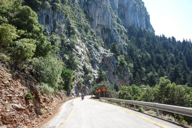 Road from Theriso to Zourva