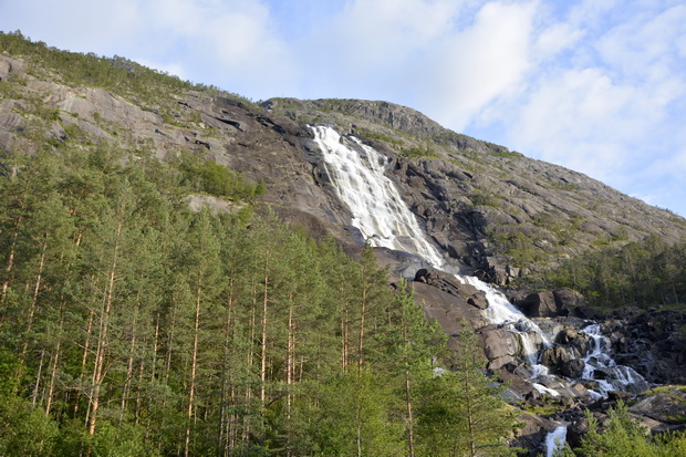Langfossen waterfall