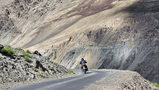 Road beside Tsarap river