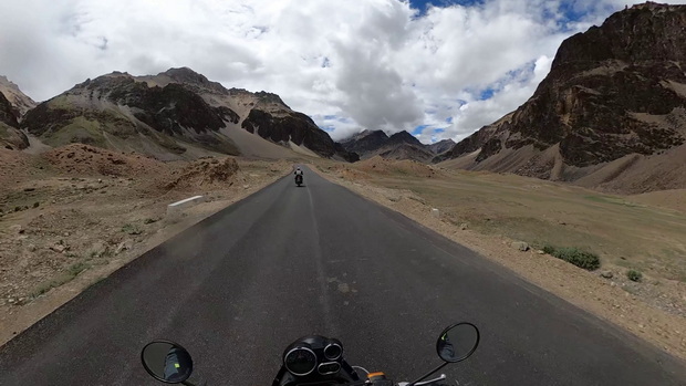 Road beside Tsarap river